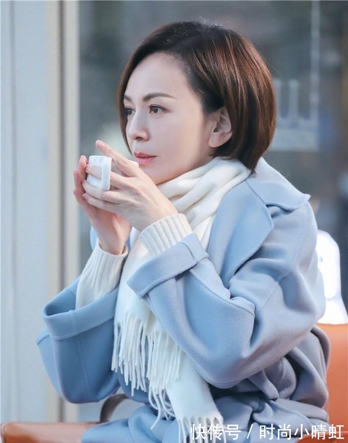 中长发 50岁左右的女人，发型不要留羊毛卷和黑长直，这些更洋气