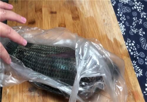 胡萝卜头|才发现刮鱼鳞这么简单,只需一个塑料袋,快速又干净,一秒光溜溜