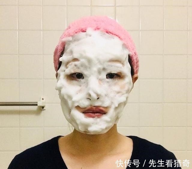 泰国|连泰国COS小哥都要写个服字,日本大神用洗面乳模仿各路名人