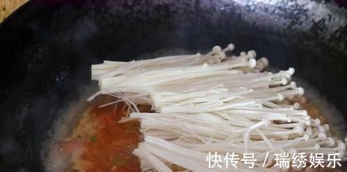 1把金针菇，2个西红柿，锅里一扔，老保姆拿手绝活，全家抢着吃
