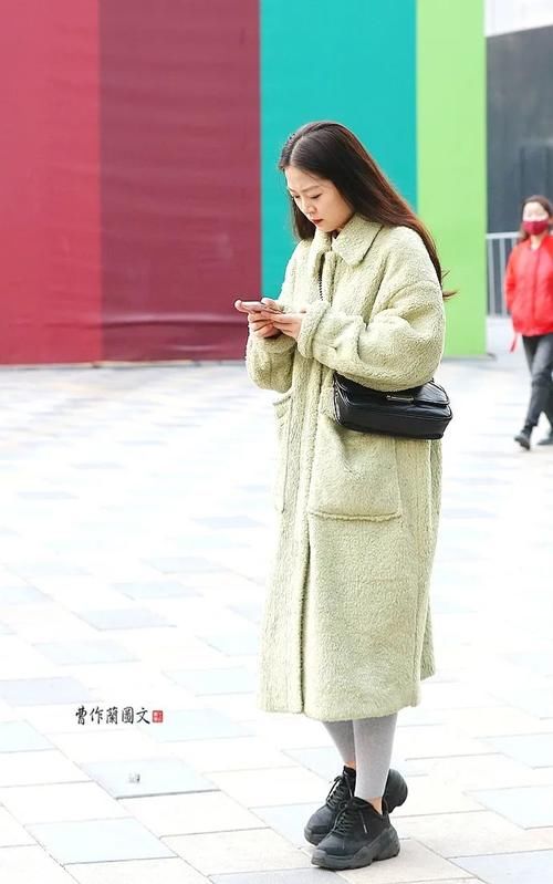 街拍：穿出轻盈之美的打底裤美女