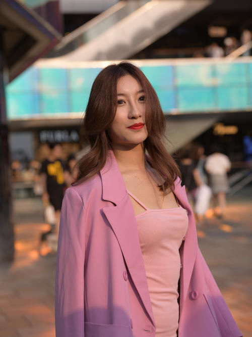 搭配|气质女生的吊带裙,搭配粉色西装,轻松展现气质美!