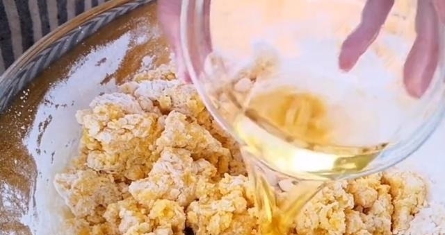 玉米面全身是宝,教你秘制新吃法,开水一烫筷子一压,比馅饼好吃