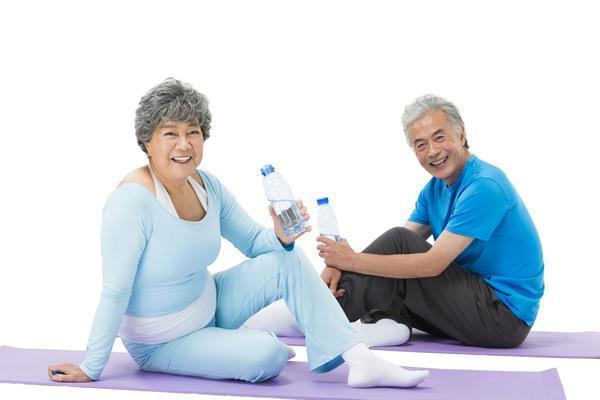 仰卧起坐|老年人晨练时，要避开4种运动！早做到的人，你能比别人更长寿