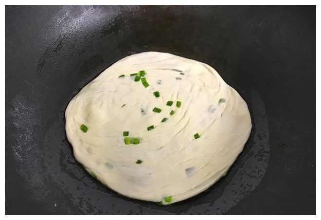 葱油饼好吃有诀窍，层层酥脆，做法简单，2分钟烙一张，百吃不厌