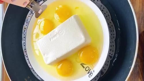 1块嫩豆腐,2枚鸡蛋,1两肉末,蒸一蒸炒一炒,滑嫩鲜美入口即化