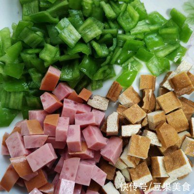 家常菜|#巨下饭的家常菜#香干火腿炒鸡丁
