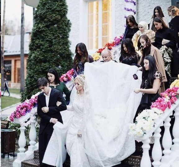 富豪|富豪新娘身着270万婚纱,宛若天仙,多少女孩的梦啊!