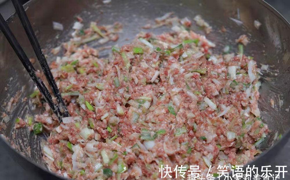 调羊肉馅很简单,牢记“2放2不放1窍门”,饺子鲜嫩无膻味,真香