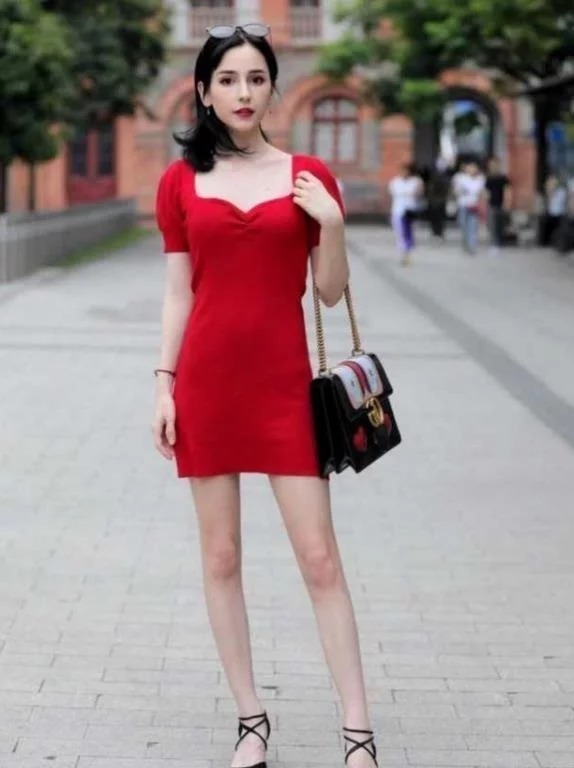 街拍:爱逛街的美女,无论成熟还是清新,都彰显出美丽与个性