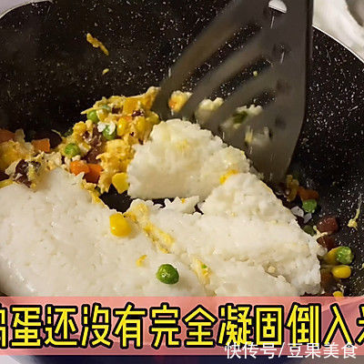 想要滋阴补血吗？这道五彩缤纷的腊肠炒饭少不了