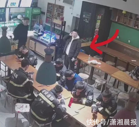 消防|重庆8名消防员出警归来吃面，憨憨的小哥哥悄悄为他们买水
