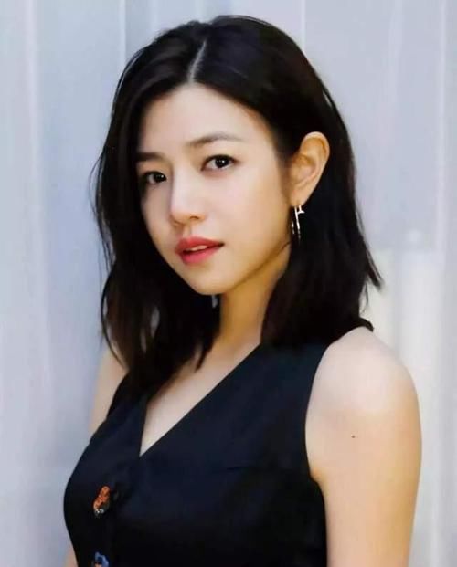 45岁左右的女人,过年别再烫“大妈卷”!试试这3款发型,特好看