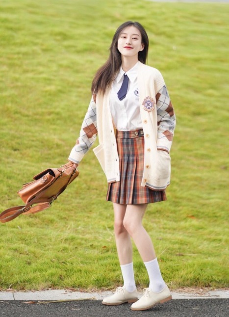 裙装|秋冬穿毛衣,尽量搭配半身裙,优雅时髦显气质,时髦百搭不出错