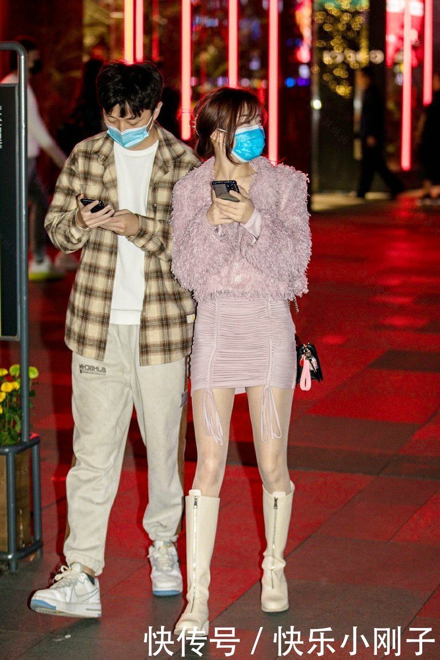 冬天街头的时尚搭配,一双大长腿成为小姐姐们的追求,抓紧美起来