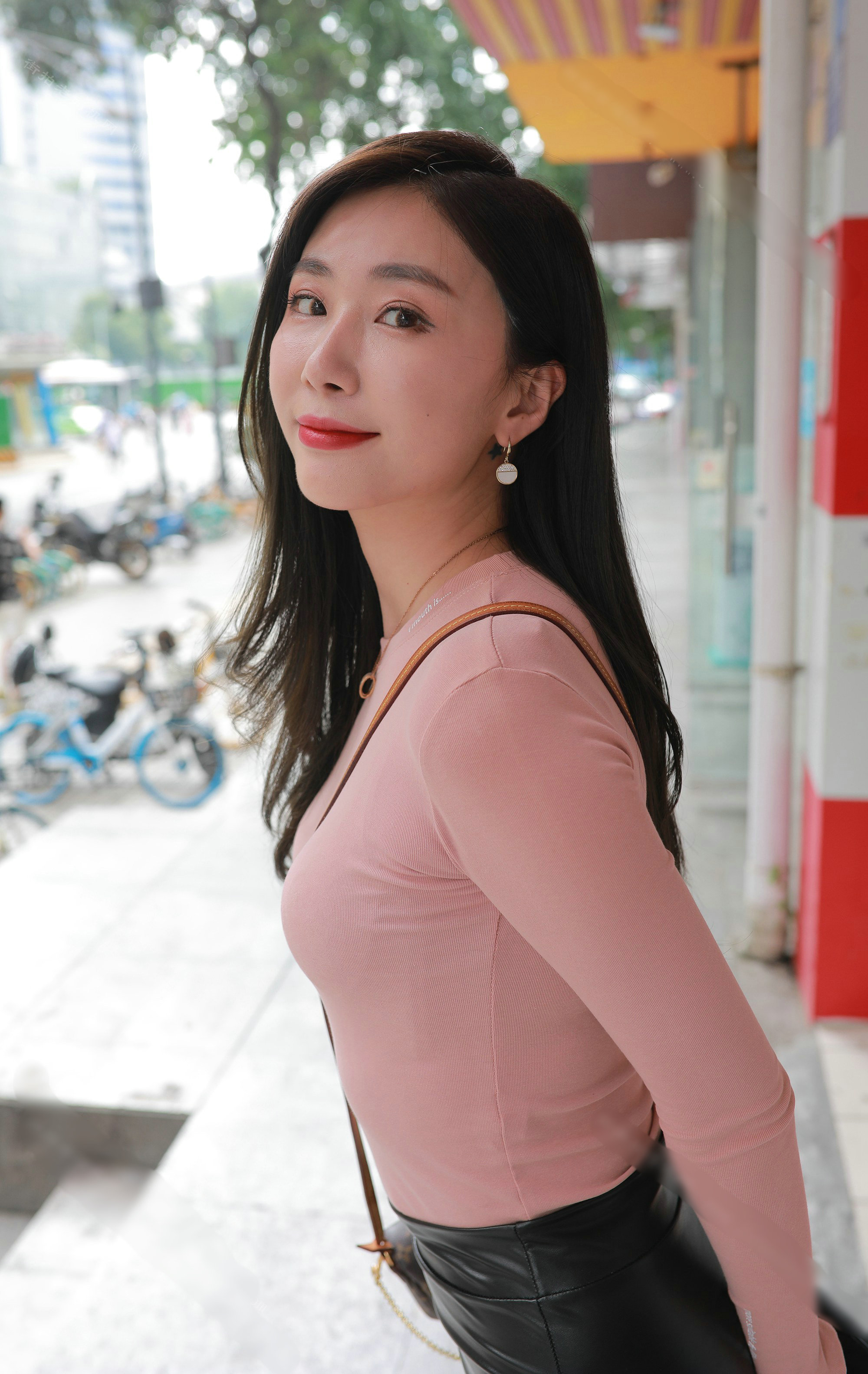 小姐姐|健美裤穿搭,简约时尚又修身,穿出了夏季清凉的休闲的风