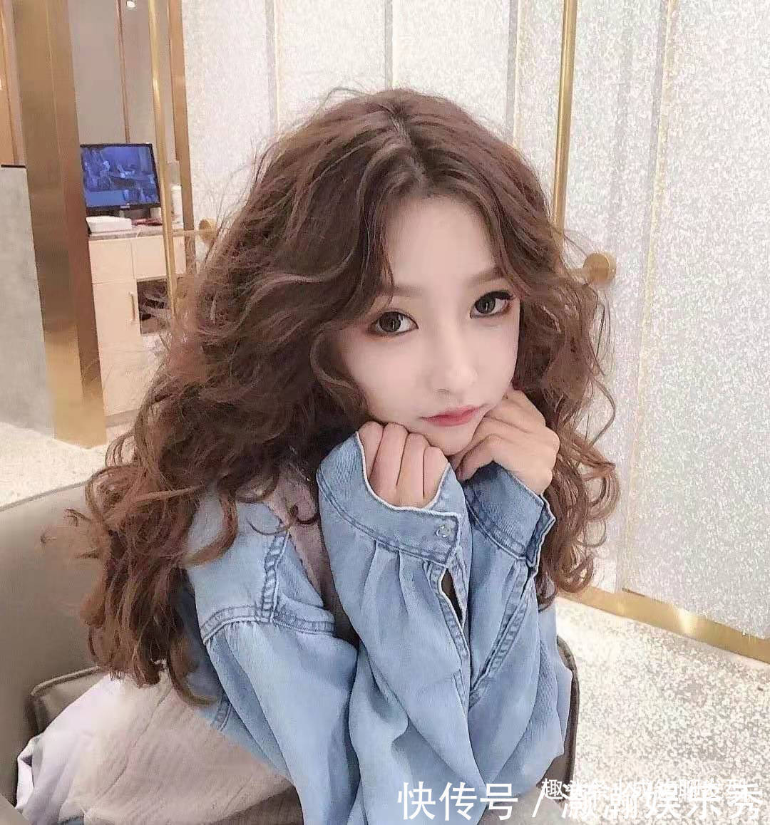 羊毛卷已经OUT了!今年蛋蛋波纹卷发正当红,脸圆的妹子也适合