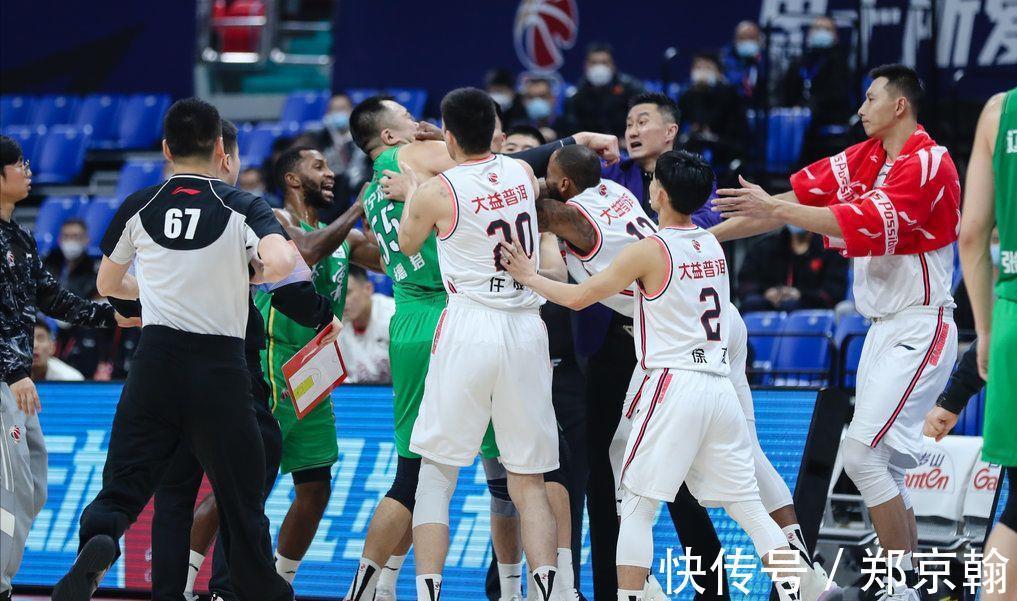 队史|CBA首支季后赛球队诞生!提前11轮晋级,队史第2冠已向他们招手