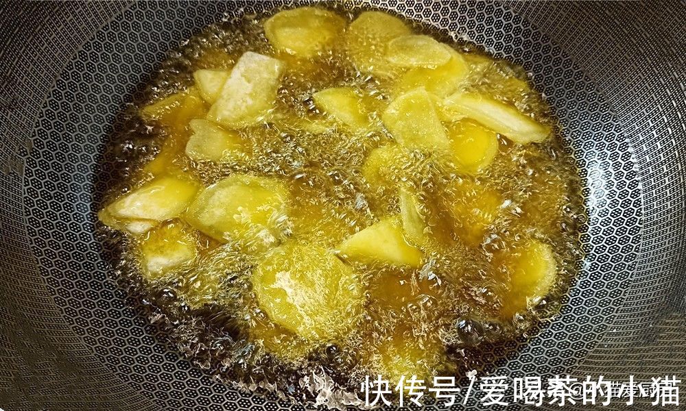 教你“干锅土豆片”做法，麻辣鲜香，特别开胃，冬天吃完浑身暖和