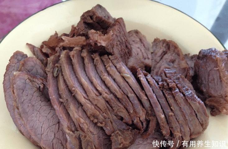 简单|卤牛肉太贵教你简单做法,4料3步,酥软劲道不塞牙,比买的好吃