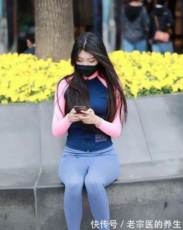 高跟鞋 蓝色打底裤搭配粉色时尚上衣,具有一定的气质,能满足日常需求!