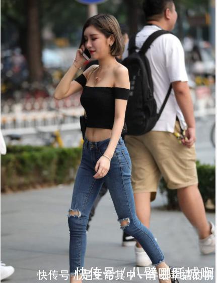 性感 一字肩衬衫搭配暗蓝色破洞牛仔裤,时尚简约,气质不凡