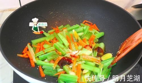 焯水|炒芹菜时，先焯水或直接炒都不对，牢记三个技巧，芹菜脆嫩不塞牙