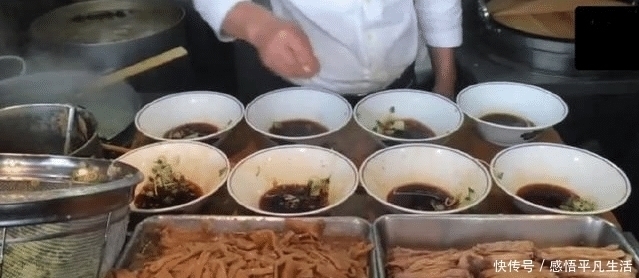 大哥|大哥卖面1碗10元仅有1口面,天天排10米长队,顾客我是冲肉来的