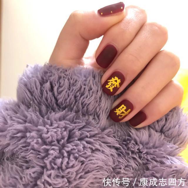 打底|让人心动的5款美甲，温柔又高级！酒红发财美甲真的显手白