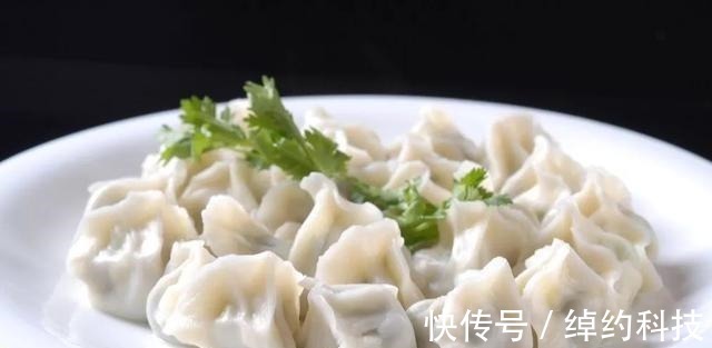 水饺包好后，直接放冰箱就“废了”，教你一招，饺子不开裂不粘连