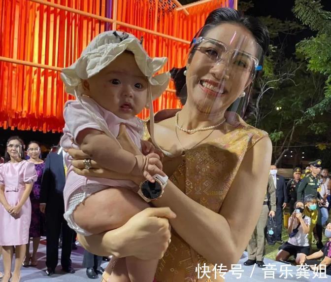 王后|继“孕肚”照后,王室晒出诗妮娜抱娃海报,泰王手绘漫画成真了