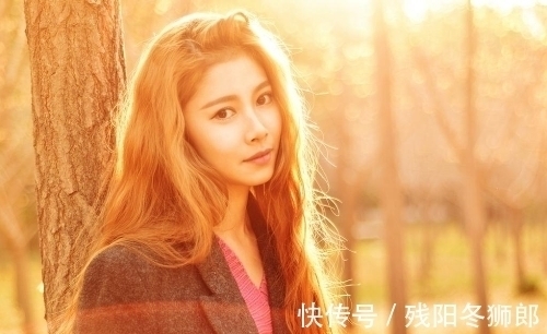 秋水!一池秋水一帘诗,半卷闲愁携入梦;九赋伤秋词,缕缕心音凭雁送