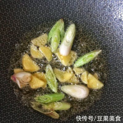 滋阴|超级解馋的??番茄玉米～莲藕排骨汤