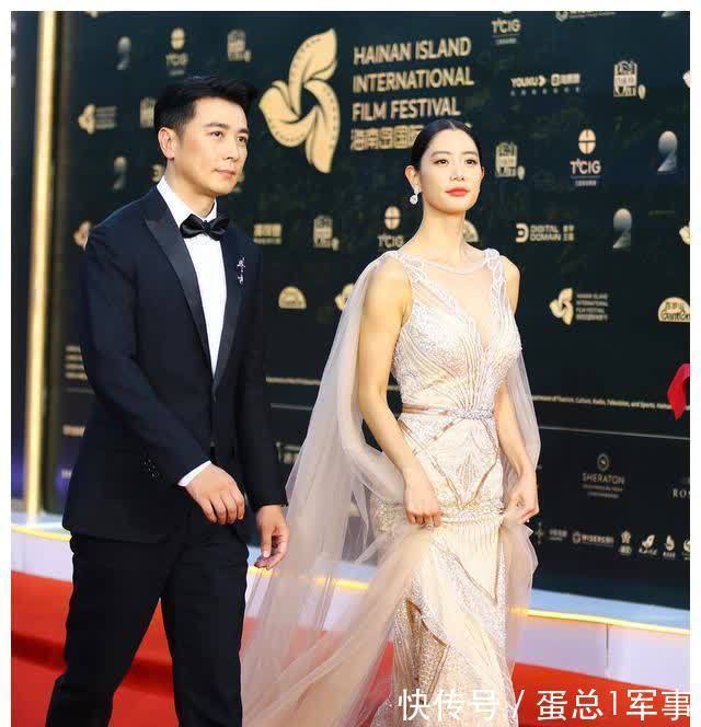 黄皮 克拉拉的身材绝了,香槟色修身裙凸显完美线条,体态姣好气质动人