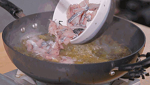 做酸菜鱼时，只要多加这一步，不仅鱼片不散不碎，还鲜香嫩滑