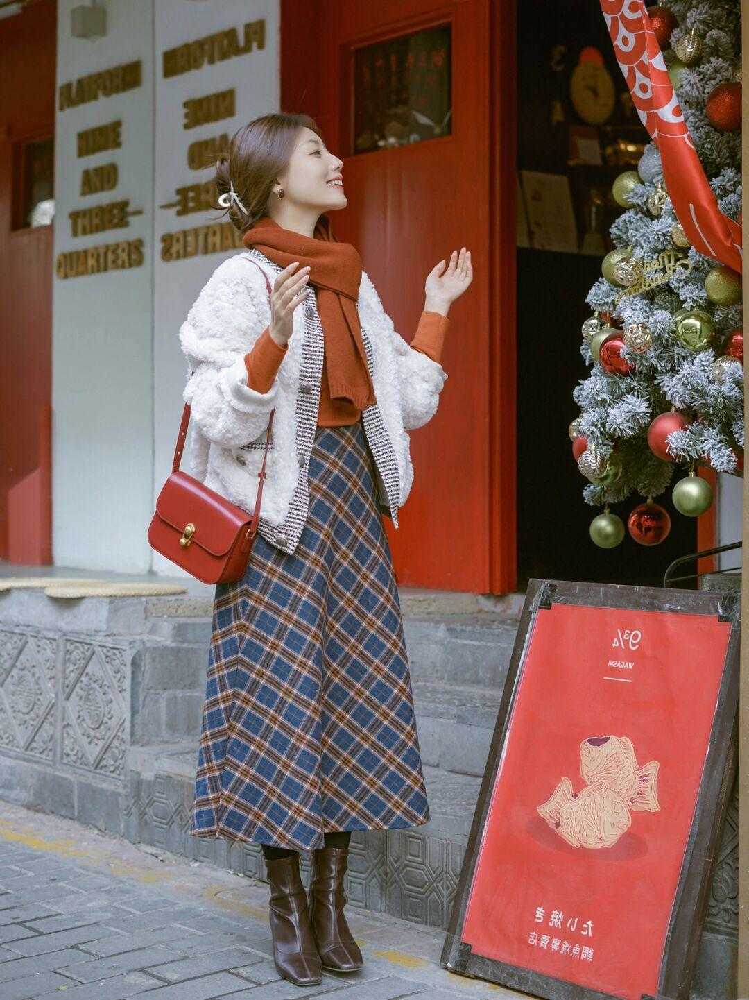 搭配|别再用九分裤搭短靴了!今年最流行的是半身裙+及踝靴,谁穿谁美