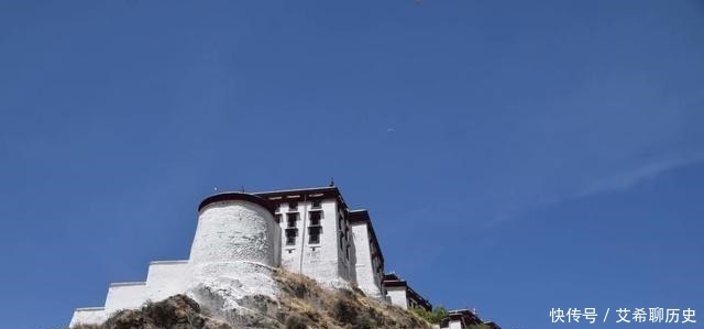 马布里山上著名的宫堡建筑群是藏族古建筑艺术精华