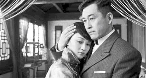 旗袍|东北一农村妇女，每天穿旗袍唱戏曲，没人知其身份，直到她拿出一张照片