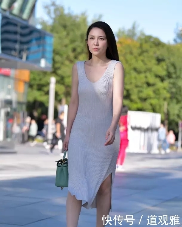 风韵动人的长发美女,穿一袭长裙展现高高雅气质