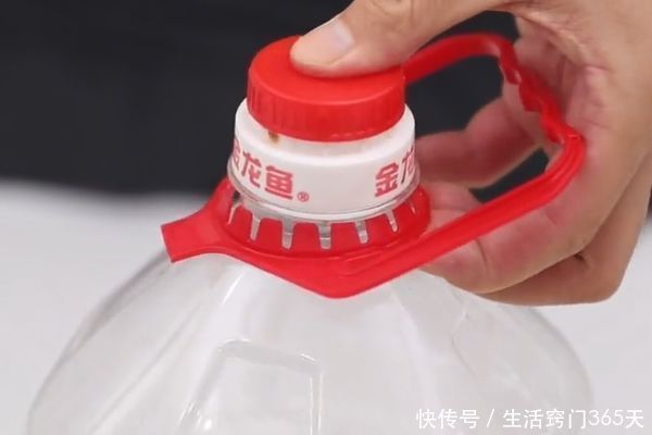 油桶提手一定要留着,放厨房和卫生间作用超棒,每个家庭都用得上