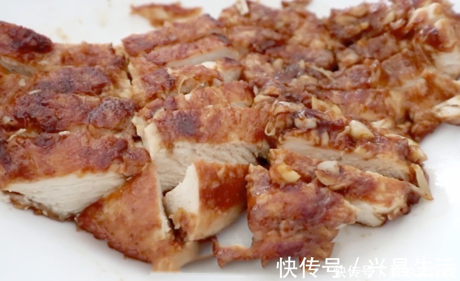 鸡胸不要炒着吃了，咱们来做个新吃法，外酥里嫩，咸香美味