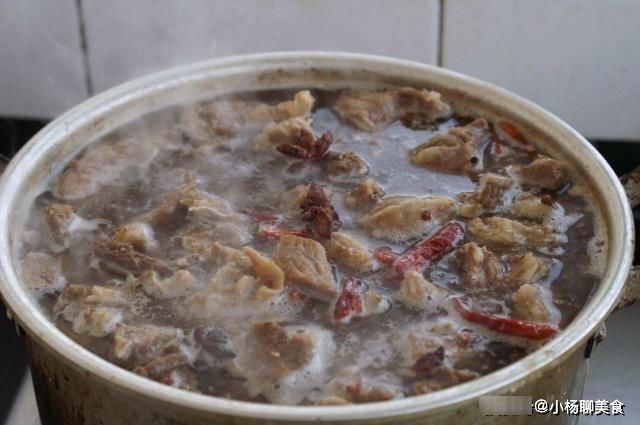 高压锅|吃牛肉总塞牙?炖时加点“它”,不用高压锅,牛肉同样软烂更入味