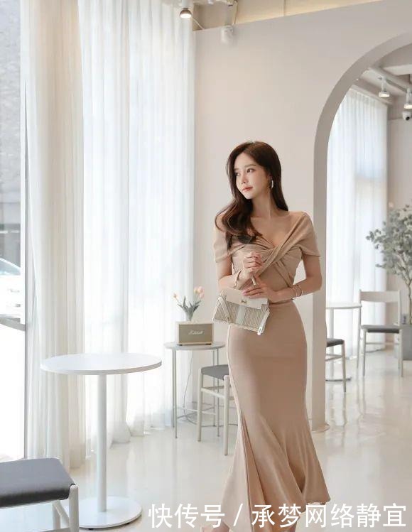 纯彩|美女鉴赏:炎夏卡其色乳酪纯彩鱼尾长裙