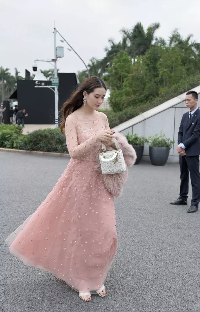 时尚穿搭|高跟鞋时尚穿搭,展现出女生迷人的身姿