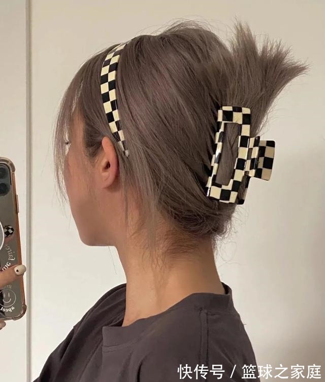 头发 别再披头散发了!这3个发型小技巧显嫩又高级!