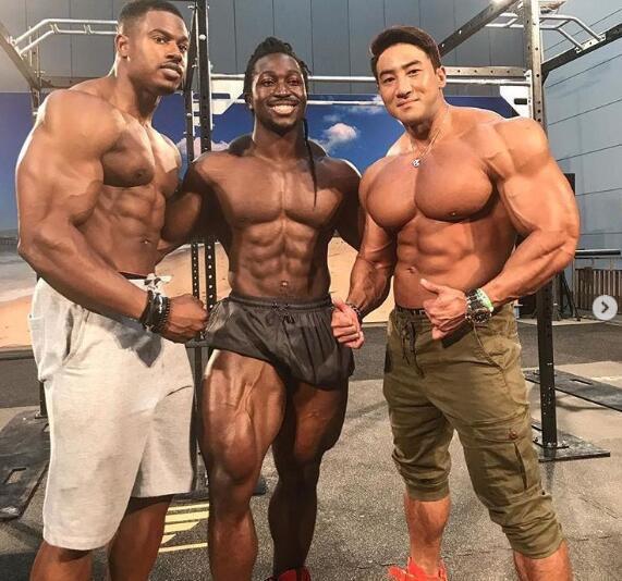 块头|26岁小伙坚持练腿,大腿比腰还粗,被称世界上最强壮牛蛙腿