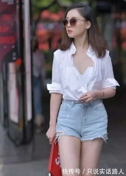 街拍|街拍:衬衫解开三颗纽扣的年轻小姐姐这样穿搭也是一种时尚