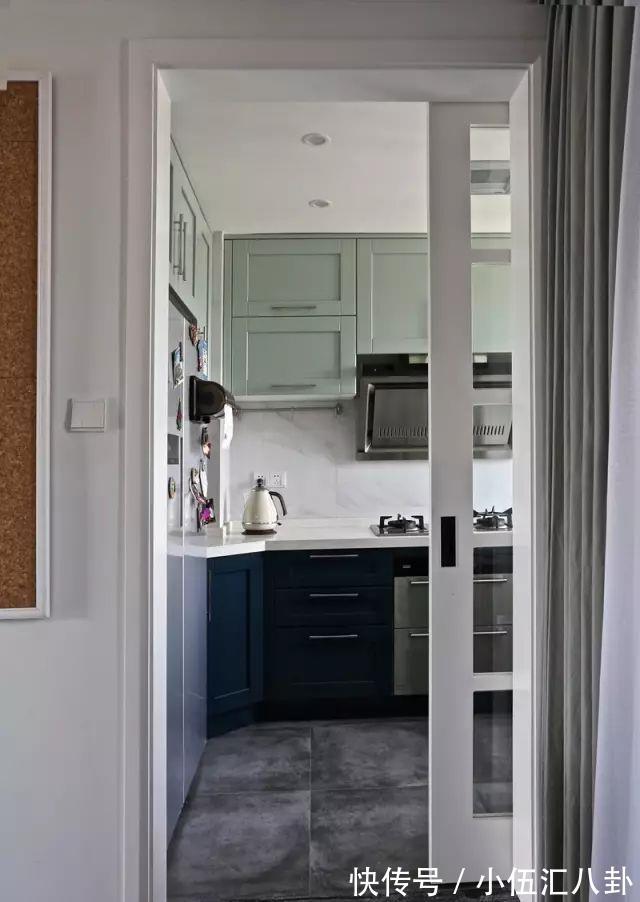 黑色|小户型厨房门你会选择怎样的颜色?黑色、白色还是原木色?