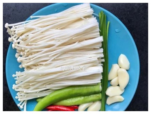 来客人必做的小凉菜，金针菇与它这样搭，滑顺爽口，做法简单易懂