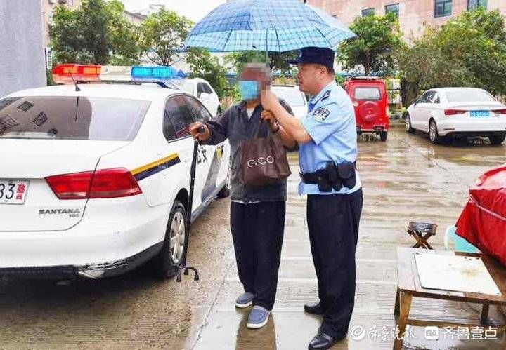 老人|老人雨中摔倒迷失街头，济南天桥民警热心相助